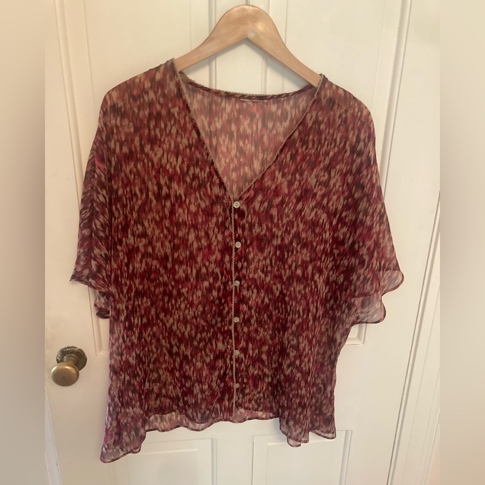Light, flowing top. Loose fitting. Perfect for layering.